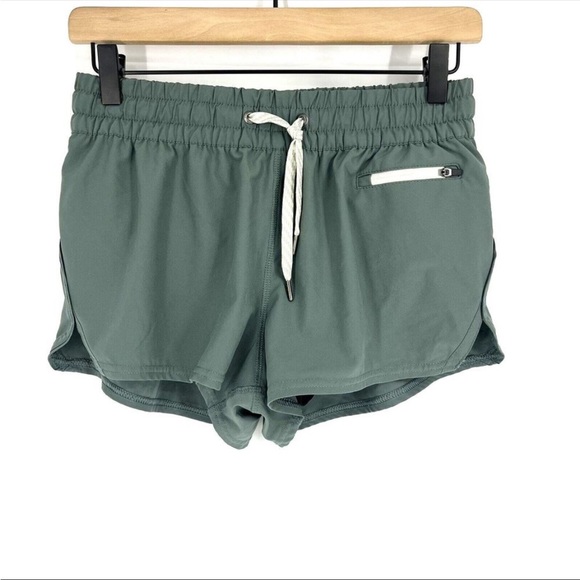 Vuori Pants - Clementine Short 2.0 in Pistachio size Small